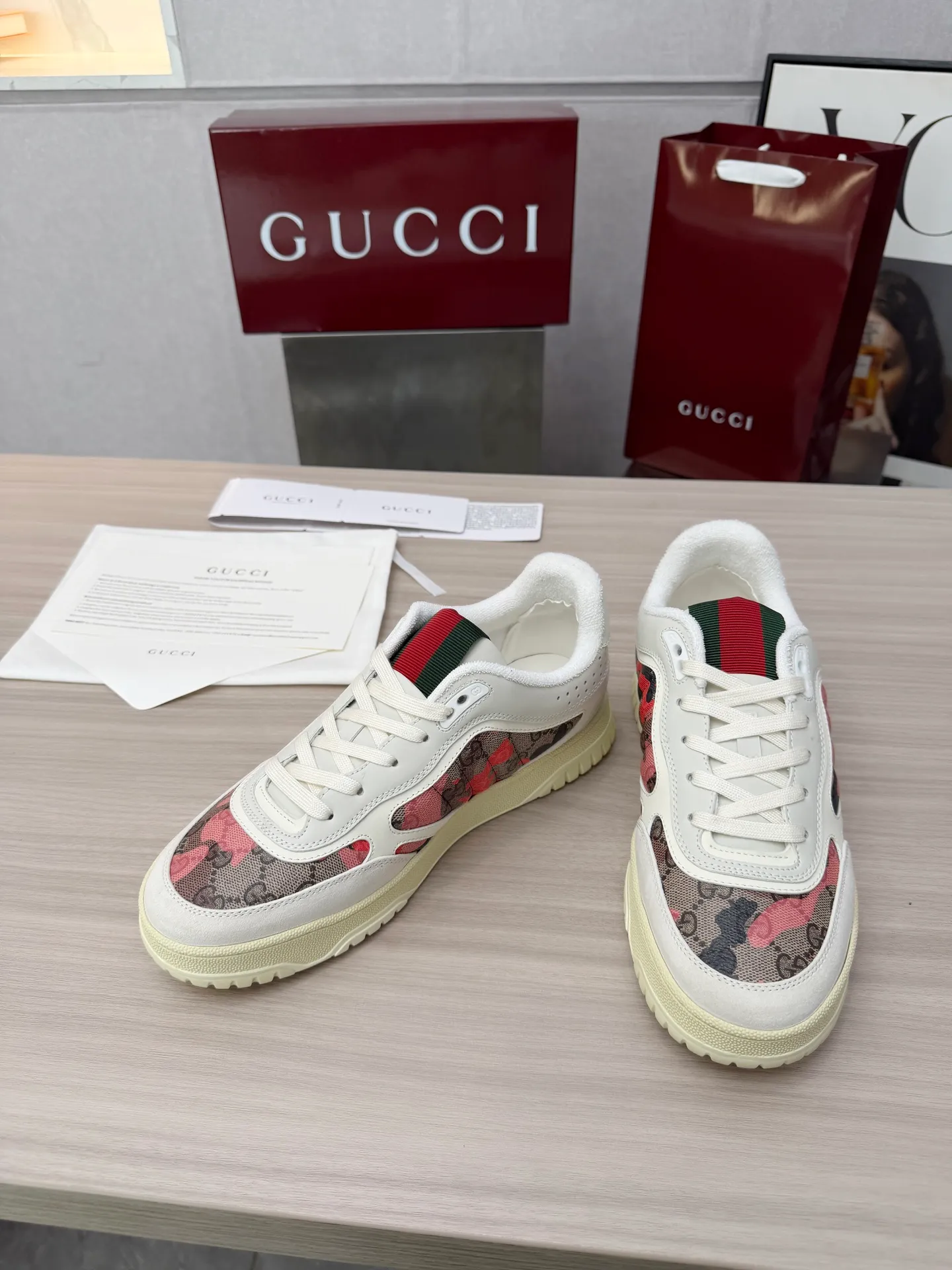 [G Home] P: 600💰 Men's Size: Men's 39-44 (45 custom-made) 🆕2025.GUCC Gucci original order quality The latest popular high and low top distressed couple sneakers series are shipped. Original purchase, development and production. This high and low top sneakers adopt a basketball-style silhouette design, cleverly integrated with hollow panels and distressed effects, showing unique ingenuity. The ingenuity incorporates brand logo details such as interlocking Double G styling accessories and Gucci lettering, a low-key tribute to the brand's design heritage. Exquisite packaging at the delivery counter 🛍📦 ▪️ Fabric: Original customized imported first-layer cowhide ▪️ Inner lining: Imported first-layer cowhide ▪️ Sole: Original molded two-color TPU sole ▪️ Sole thickness: 3cm